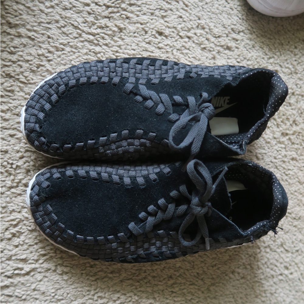 Nike sneaker with gray stitching